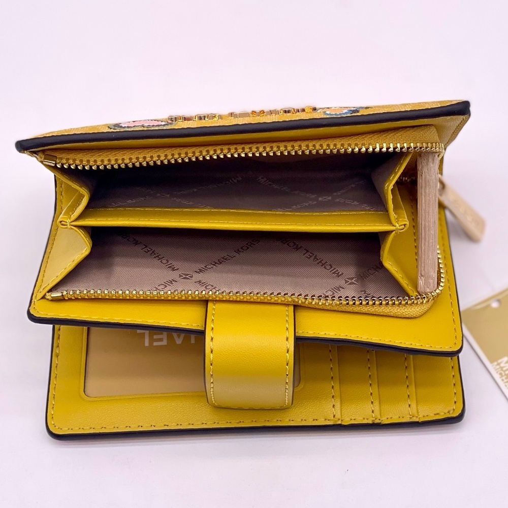 Michael Kors Jet Set Medium Printed Signature
Logo Wallet - Picture 7 of 15